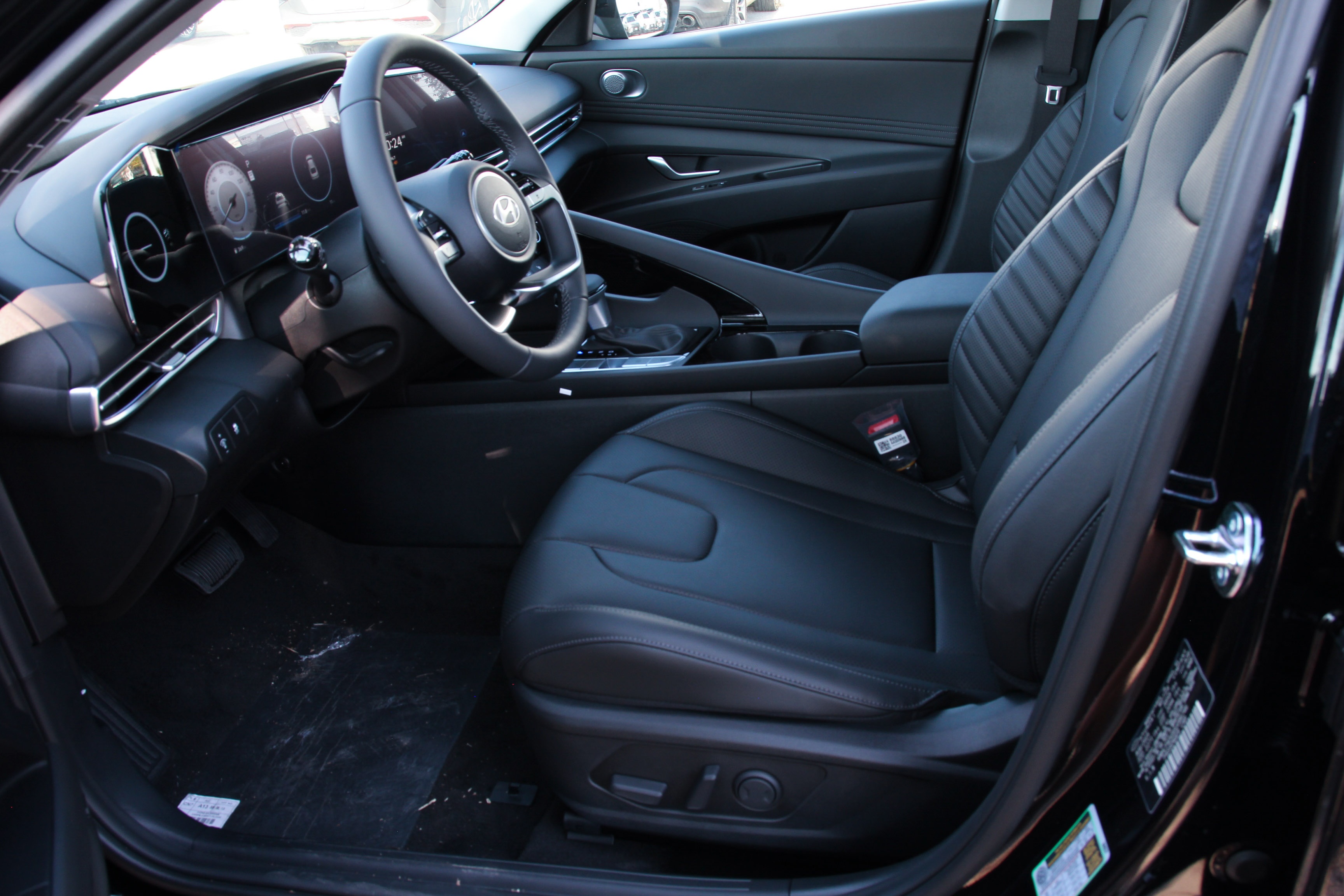 2025 Hyundai Elantra Limited photo 7