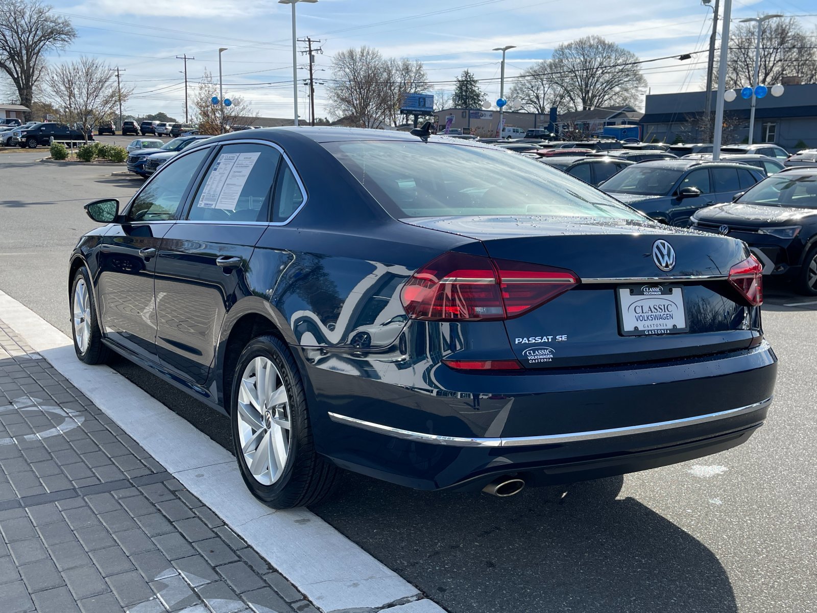 2018 Volkswagen Passat 2.0T SE photo 3