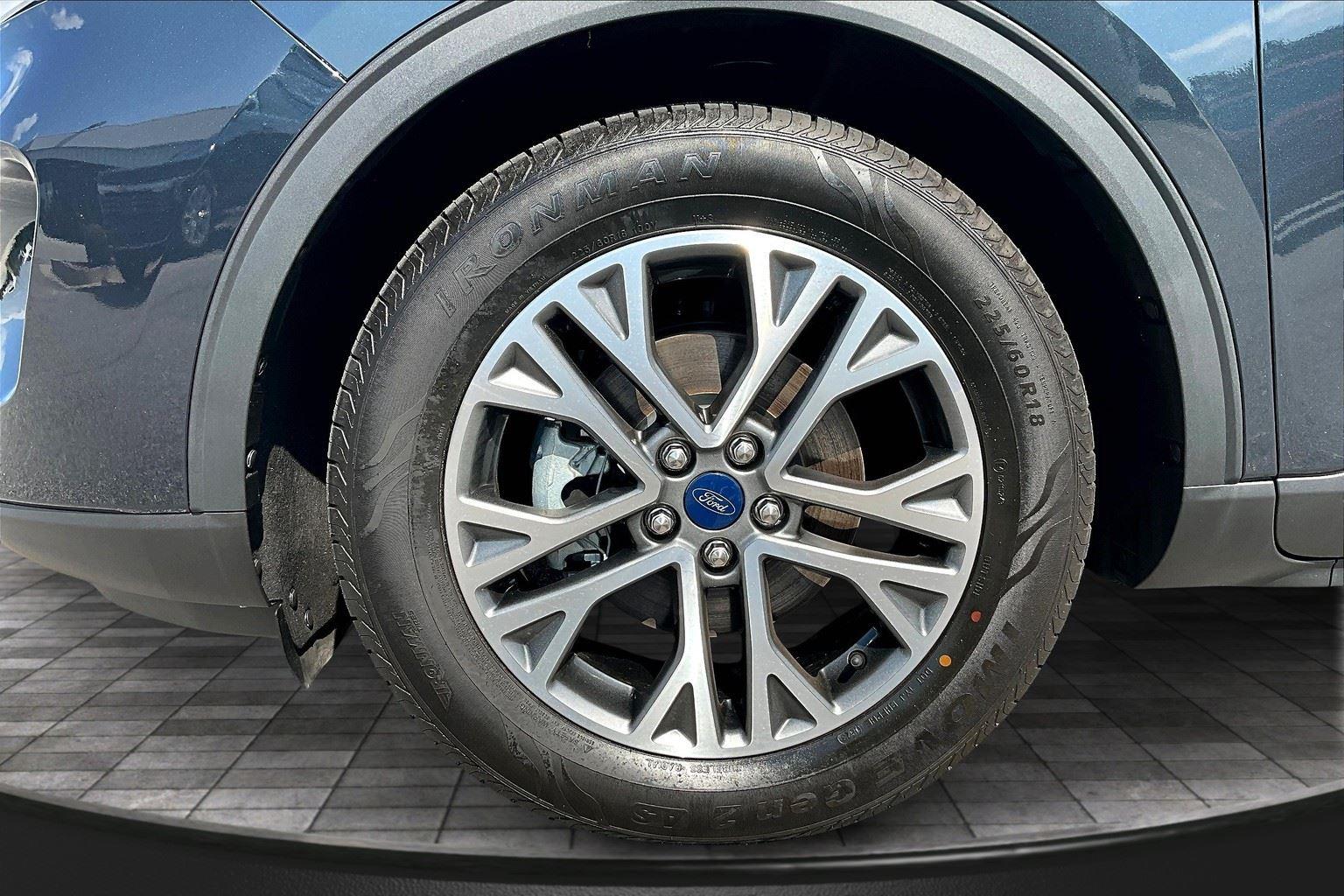 2022 Ford Escape SEL photo 17