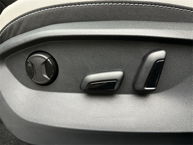 2025 Volkswagen Taos SE photo 4