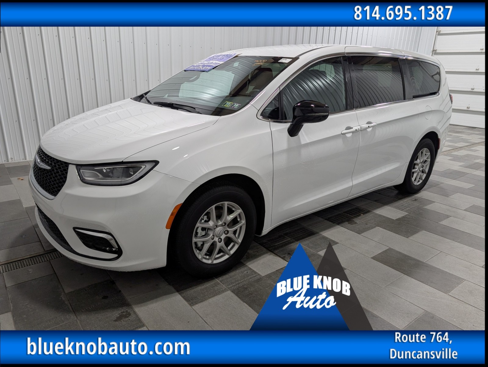 2025 Chrysler Pacifica Select's photo