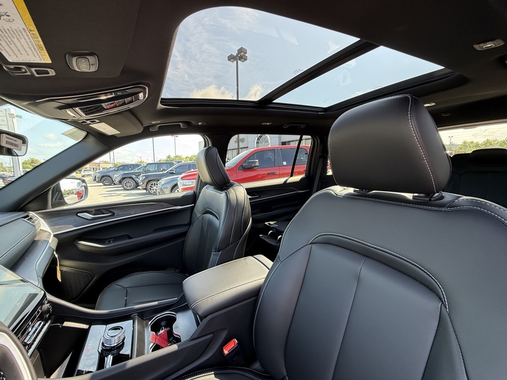 2025 Jeep Grand Cherokee Limited photo 12