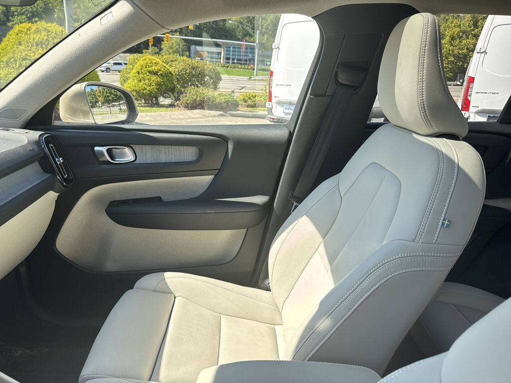 2025 Volvo XC40 Plus photo 27