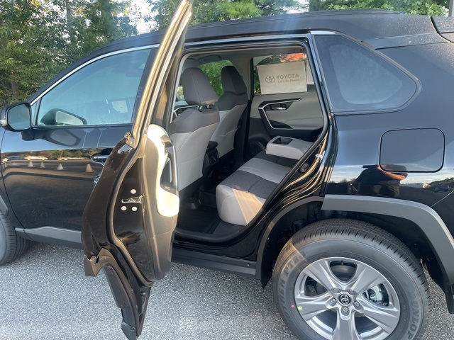 2025 Toyota RAV4 XLE photo 14