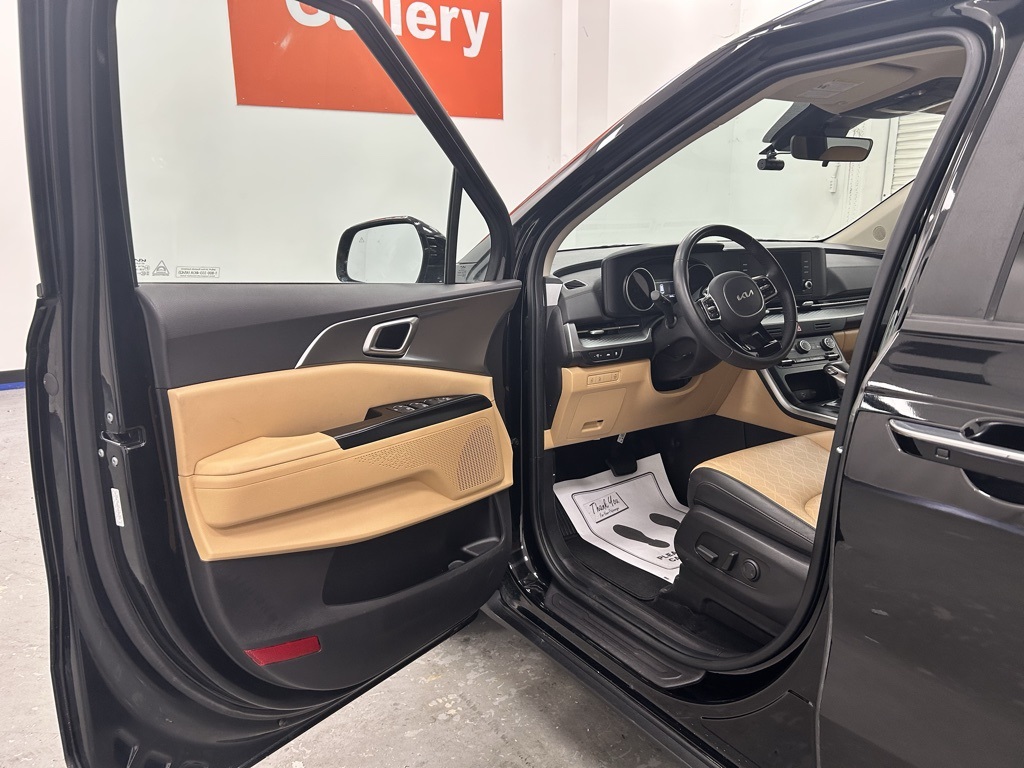 2024 Kia Carnival LX photo 9