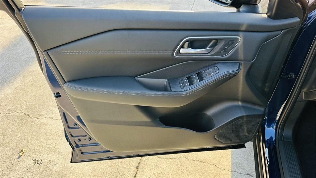 2025 Nissan Rogue Platinum photo 13