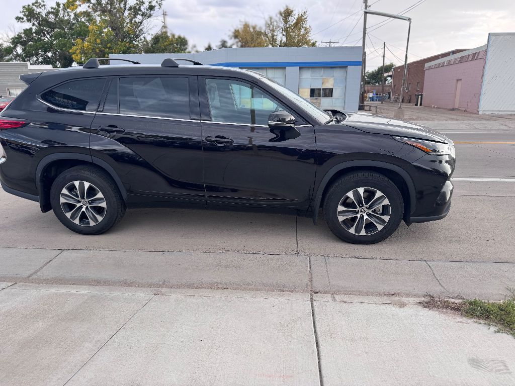 2021 Toyota Highlander XLE photo 4