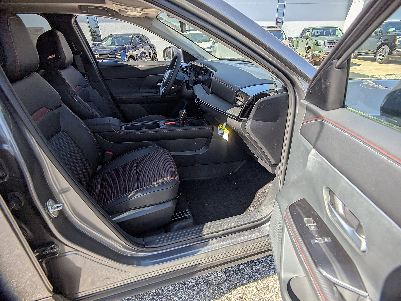2025 Nissan Kicks SR photo 2