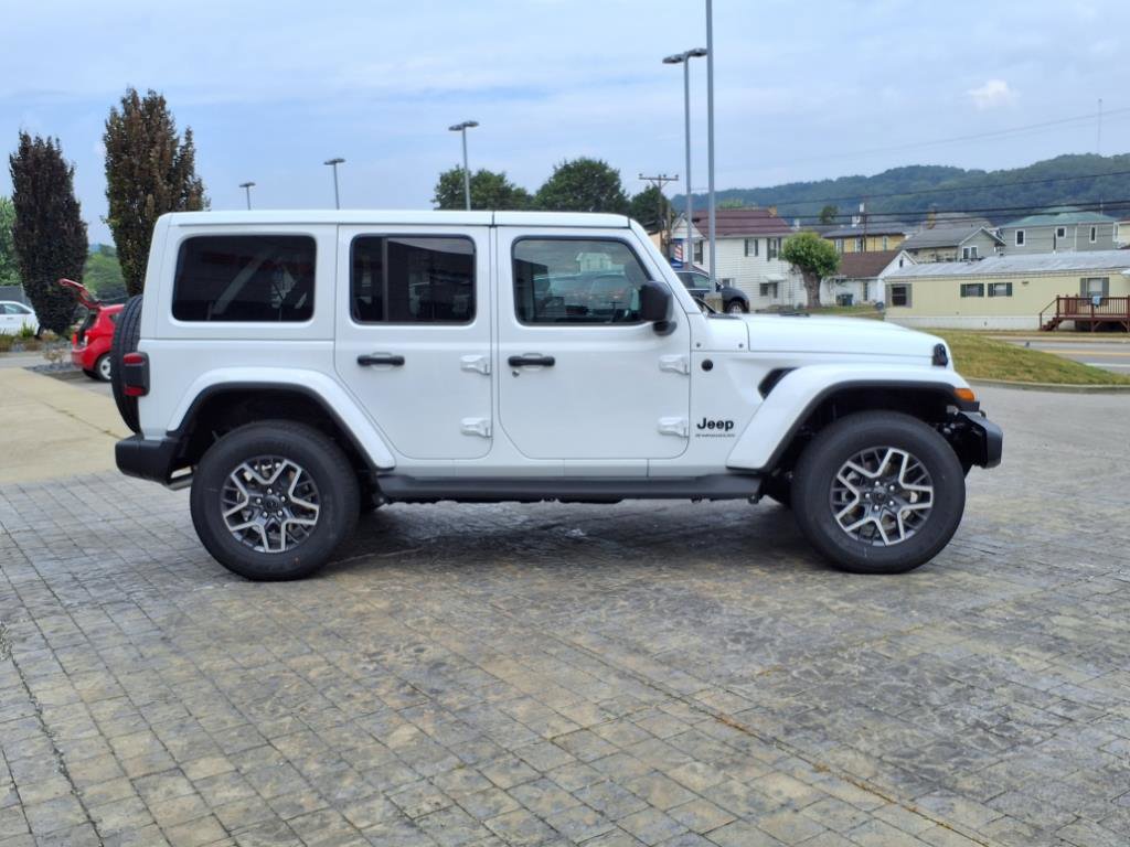 2025 Jeep Wrangler Sahara photo 2