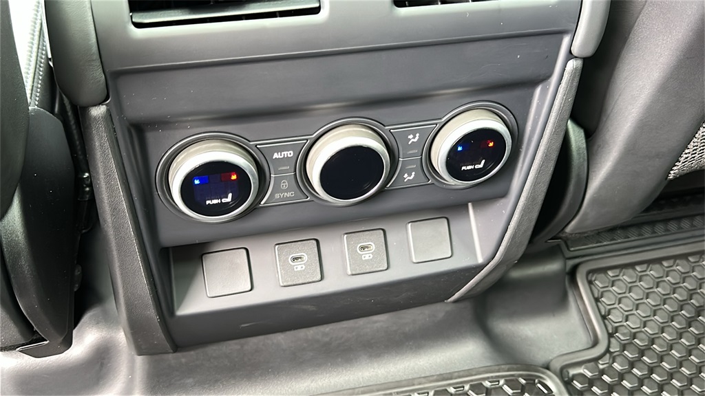 2025 Land Rover Defender 110 X-Dynamic SE photo 24