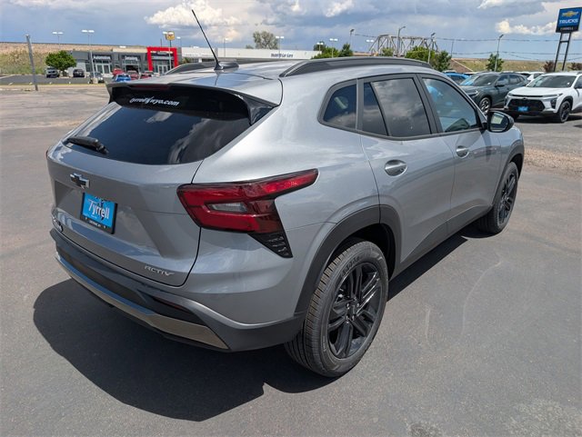 2025 Chevrolet Trax LT photo 3