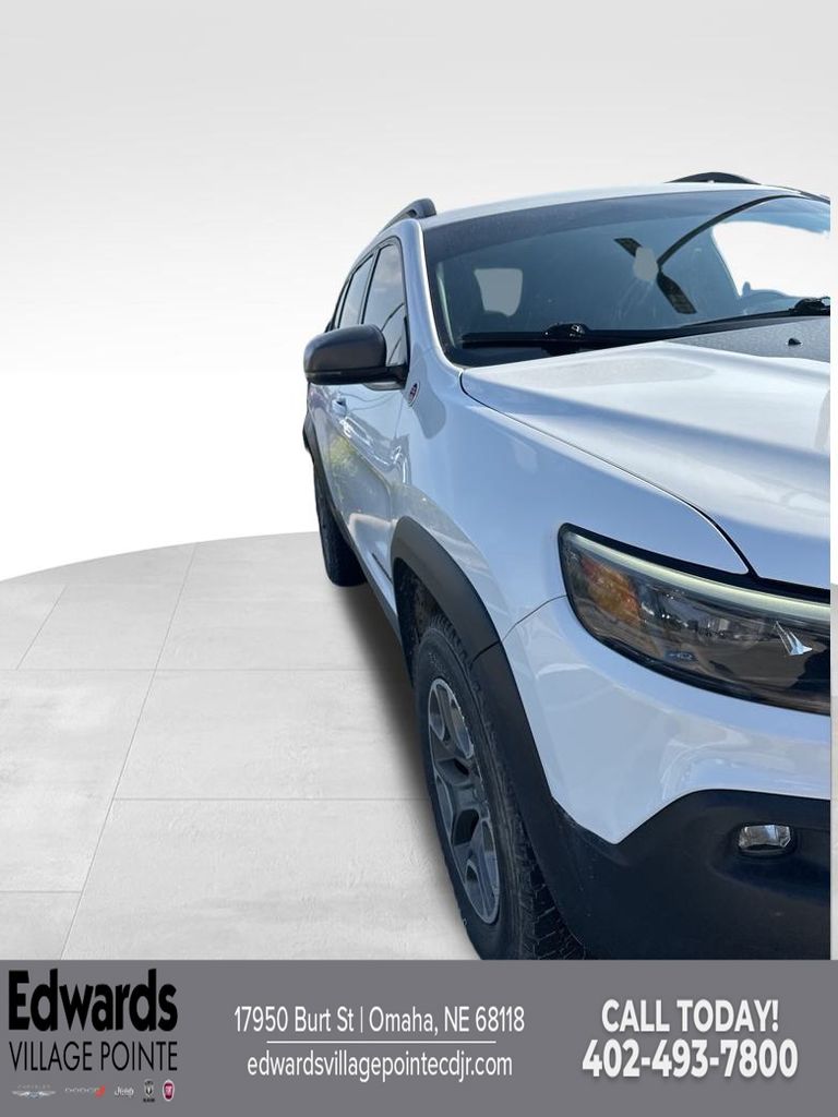 2020 Jeep Cherokee Trailhawk photo 2