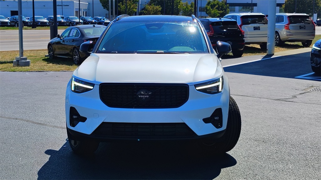 2026 Volvo XC40 photo 34