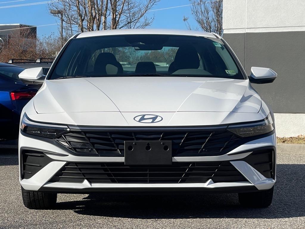 2024 Hyundai Elantra SEL photo 3
