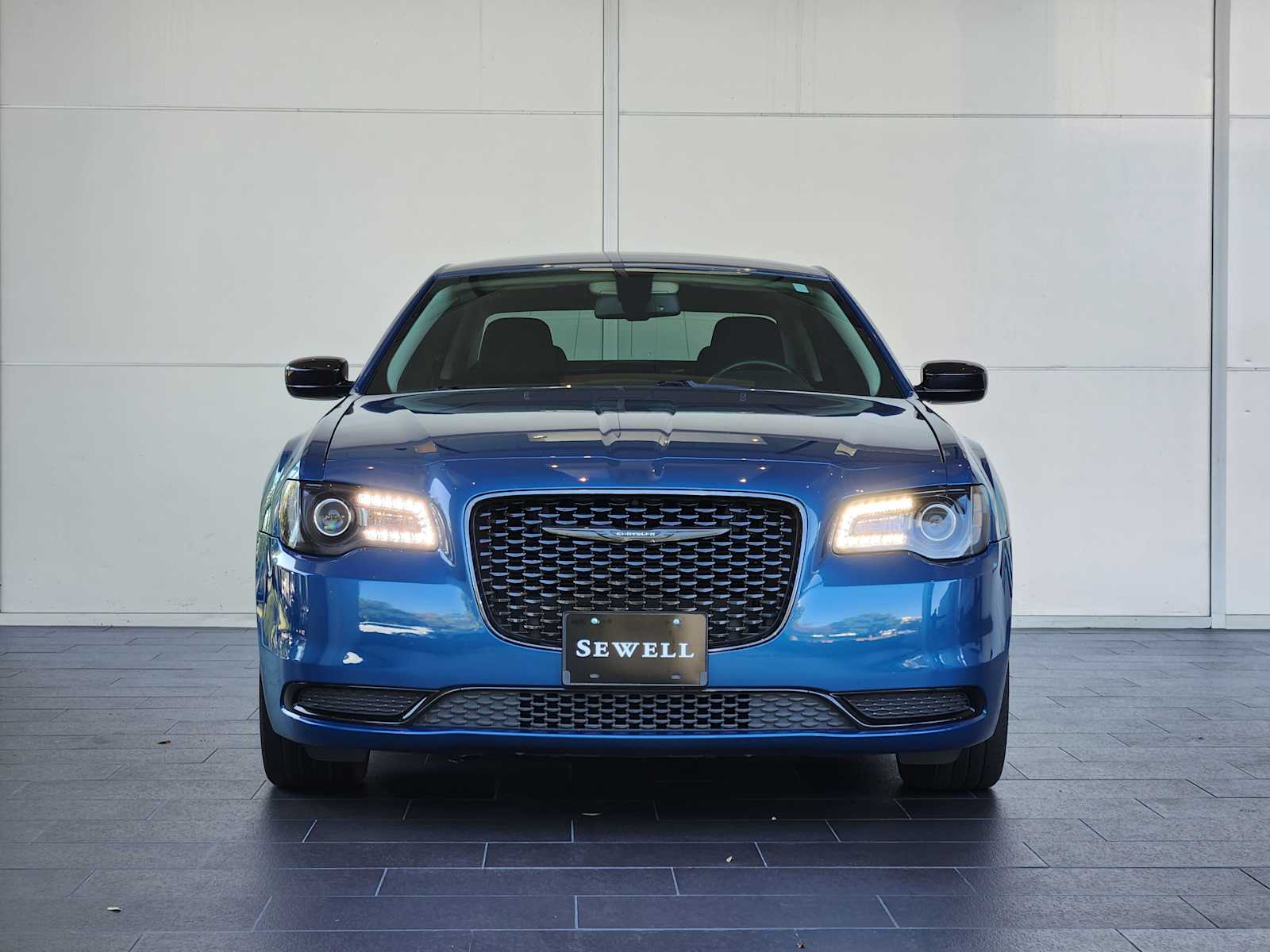 2020 Chrysler 300 Touring photo 2
