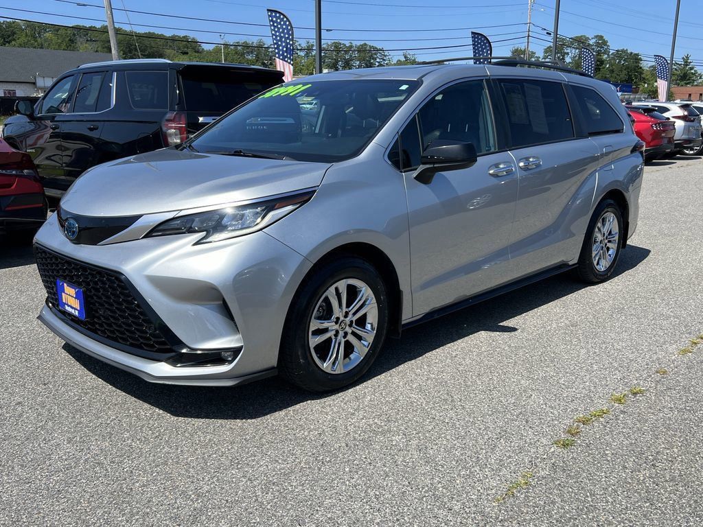 2022 Toyota Sienna XSE photo 3