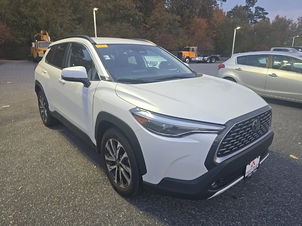 2023 Toyota Corolla Cross XLE photo 3