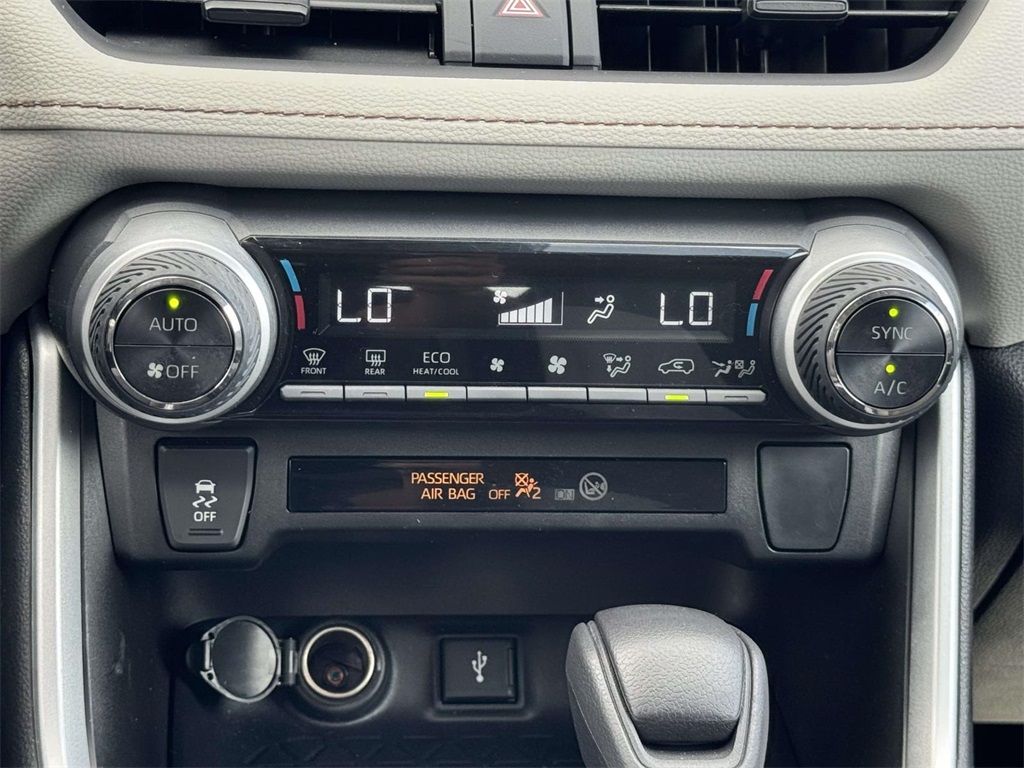 2022 Toyota RAV4 Hybrid XLE photo 16