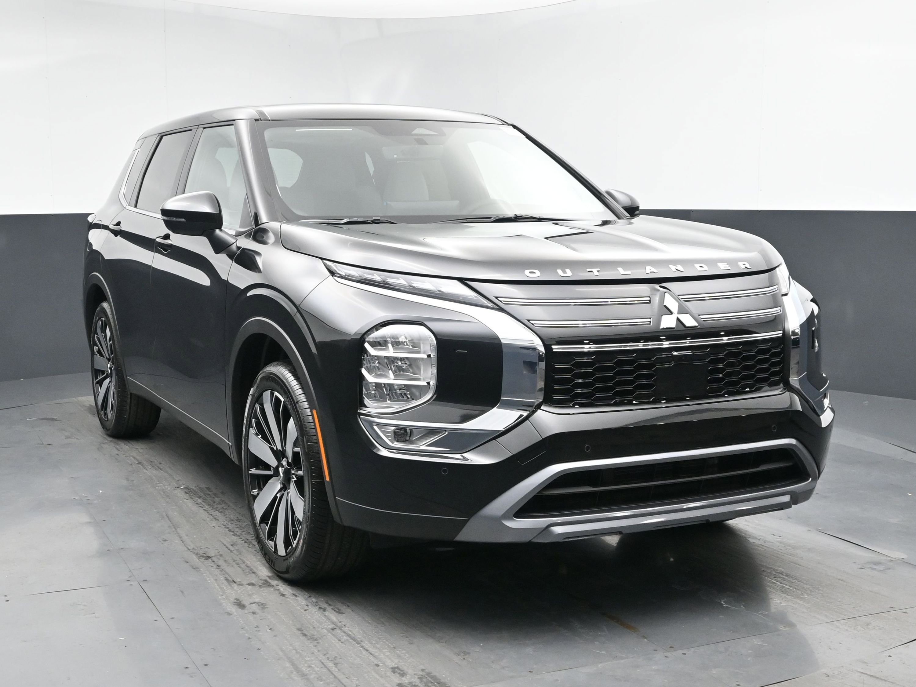 2025 Mitsubishi Outlander SE photo 2