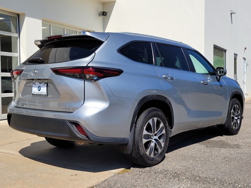2024 Toyota Highlander XLE photo 2