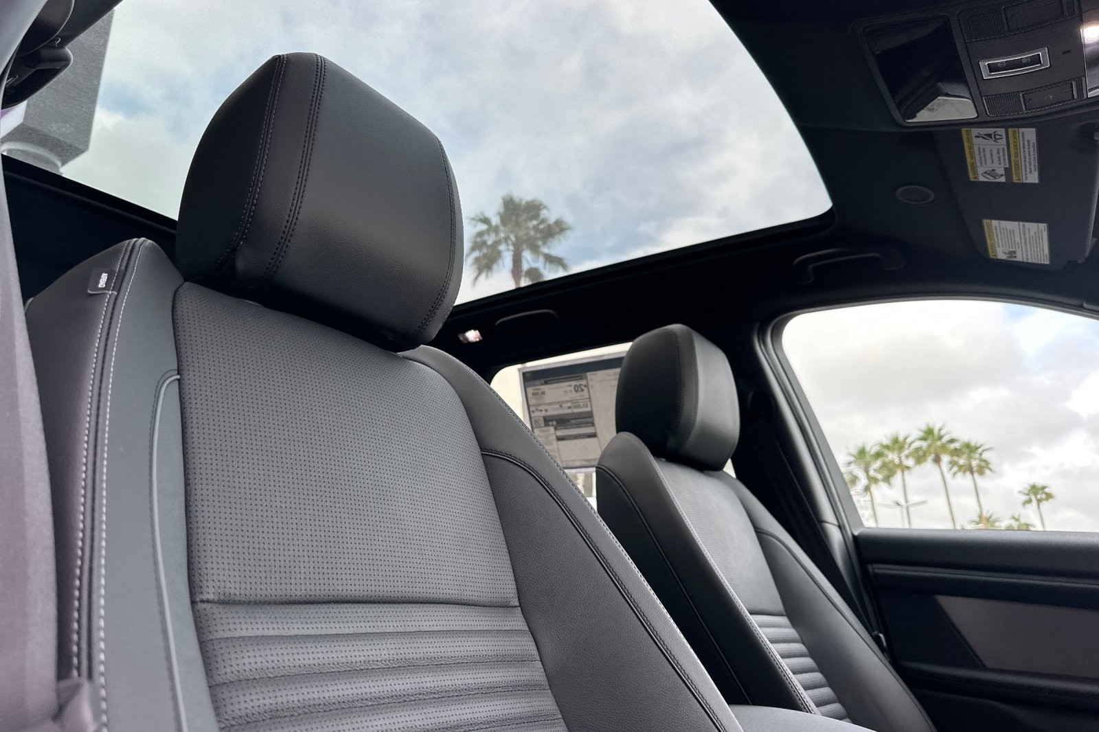 2025 Land Rover Discovery Sport Dynamic SE photo 17