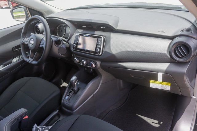 2025 Nissan Kicks Play S photo 17