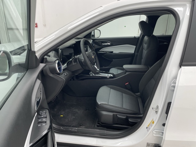 2025 Chevrolet Trax LT photo 2