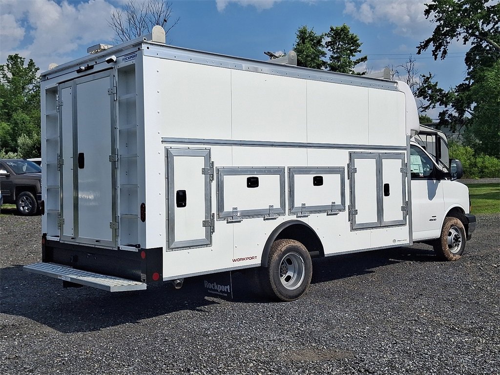2025 Gmc Savana Cutaway photo 4