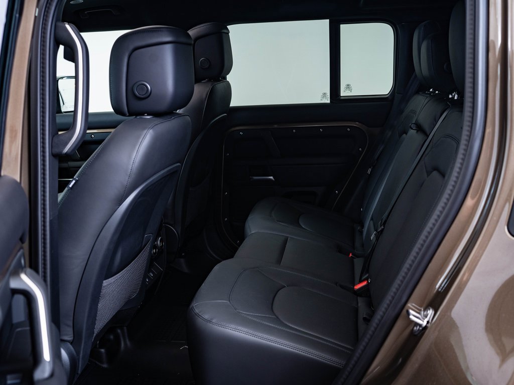2025 Land Rover Defender 110 X-Dynamic SE photo 19