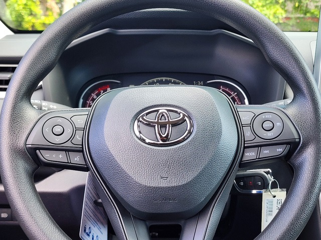 2025 Toyota RAV4 LE photo 8