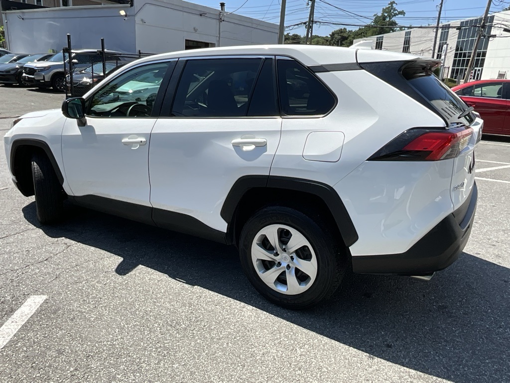 2022 Toyota RAV4 LE photo 3