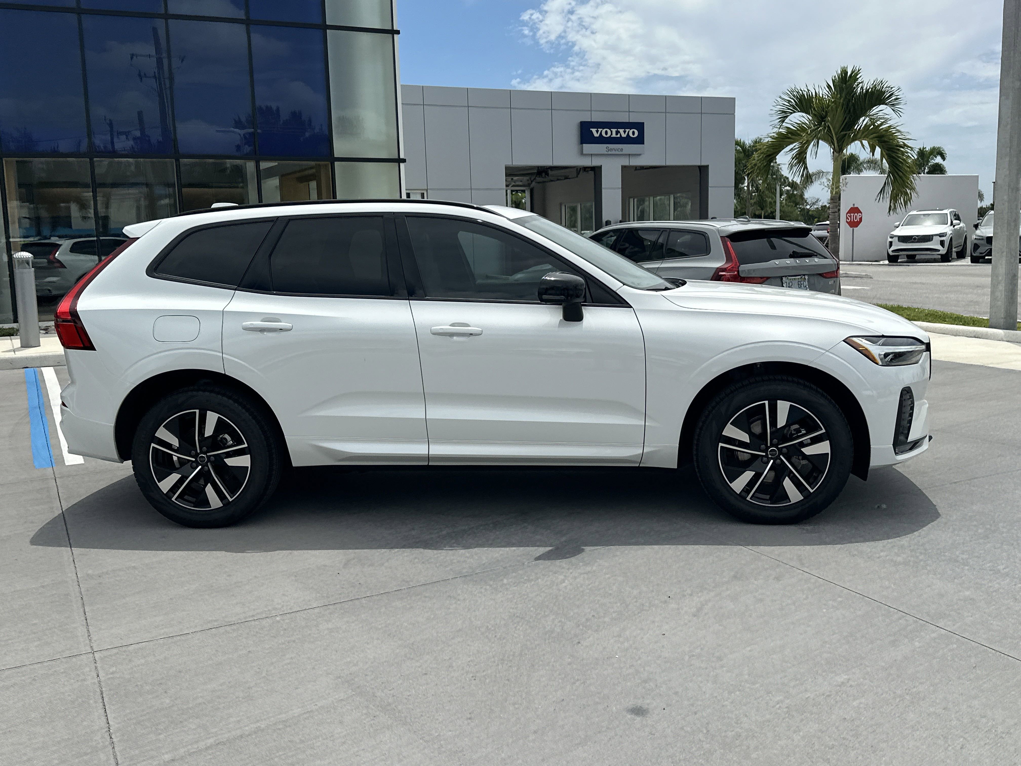 2026 Volvo XC60 B5 Core photo 4