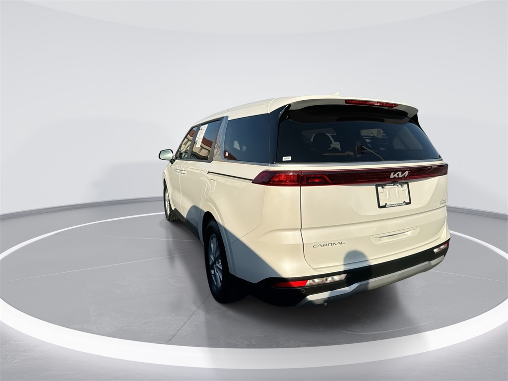 2024 Kia Carnival LX photo 6