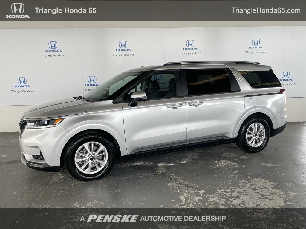 2023 Kia Carnival LX's photo