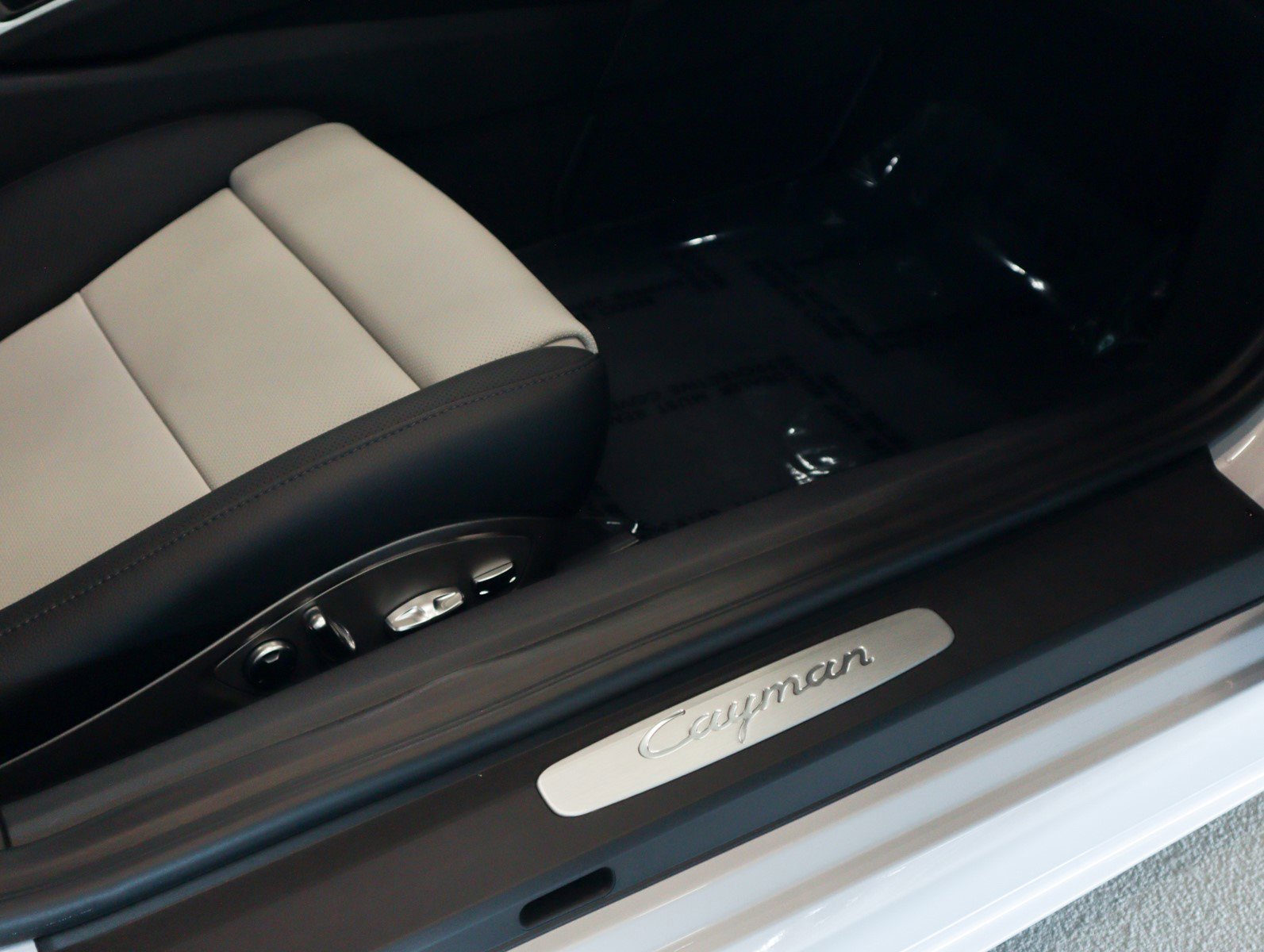2025 Porsche Cayman photo 23