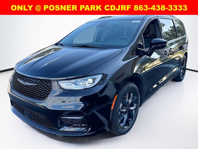 2026 Chrysler Pacifica Limited's photo