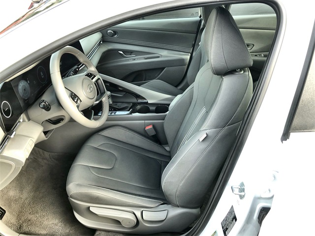 2025 Hyundai Elantra SEL Convenience photo 2