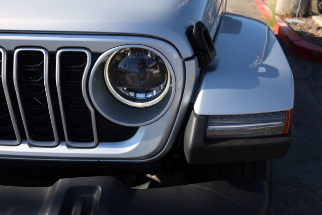 2024 Jeep Wrangler Sahara photo 9