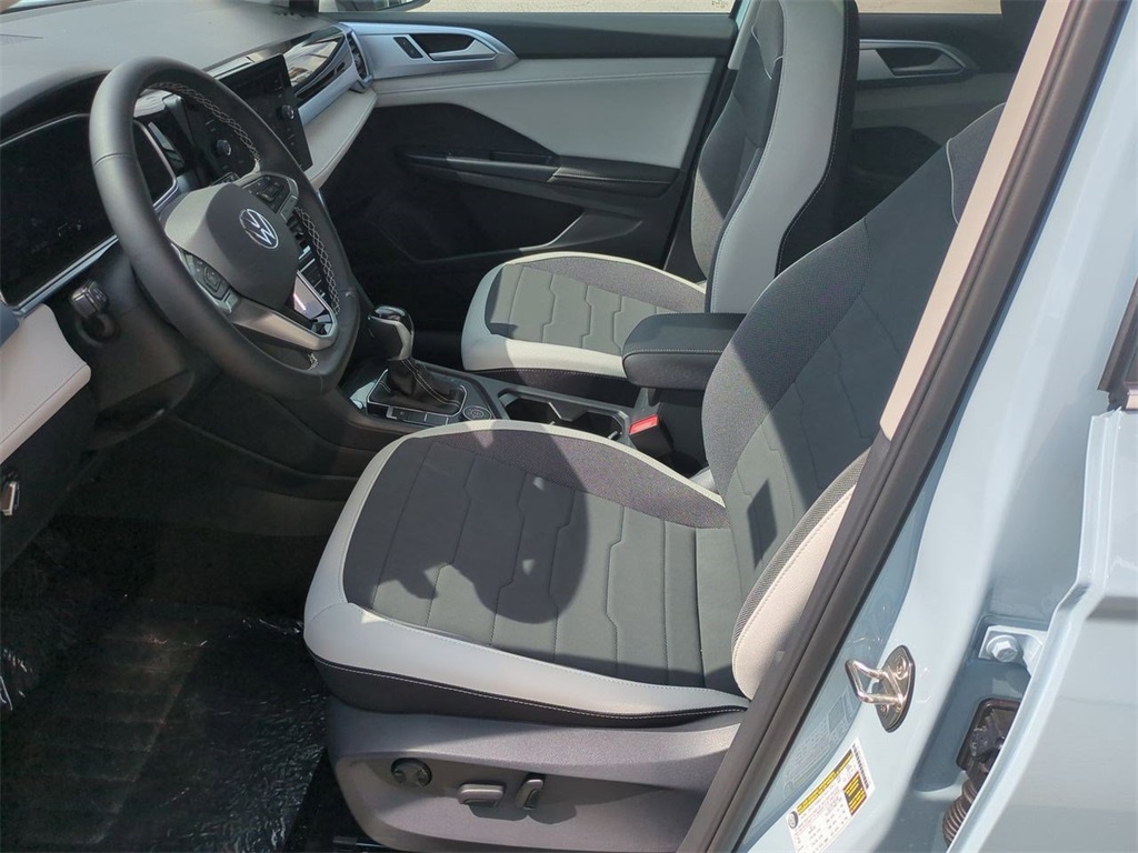 2025 Volkswagen Taos SE photo 18