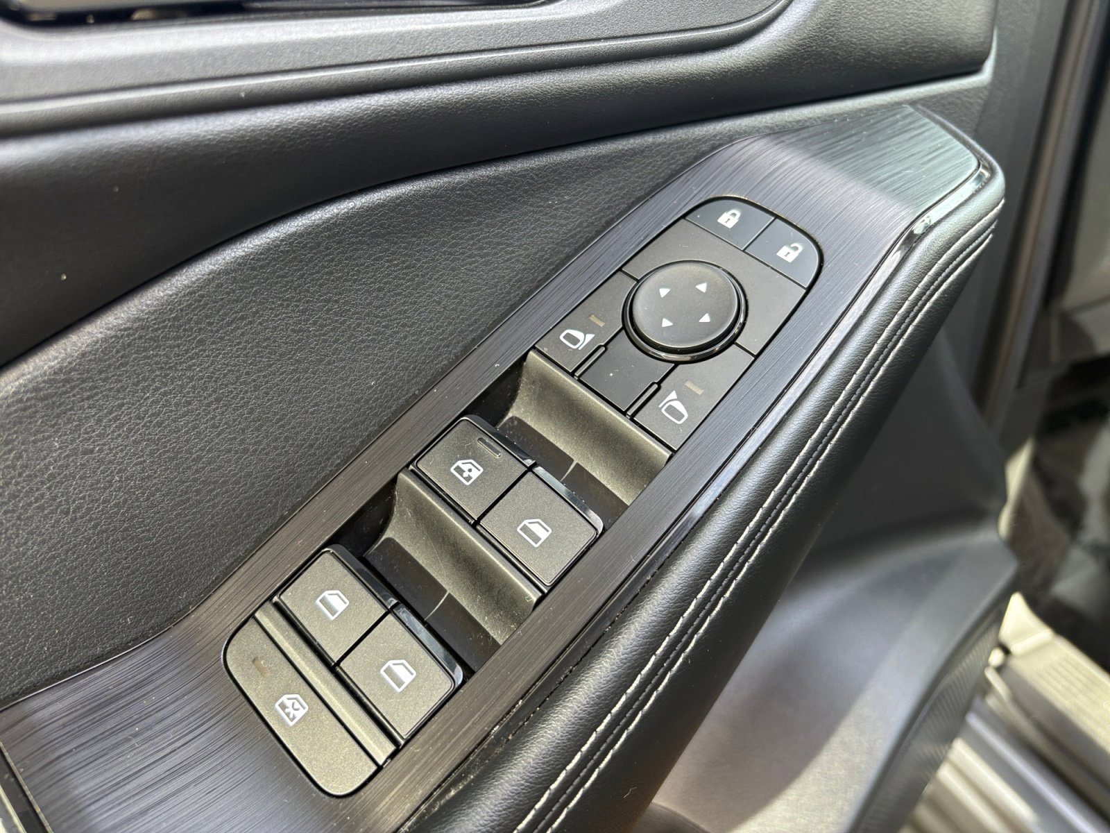2024 Nissan Rogue SV photo 25