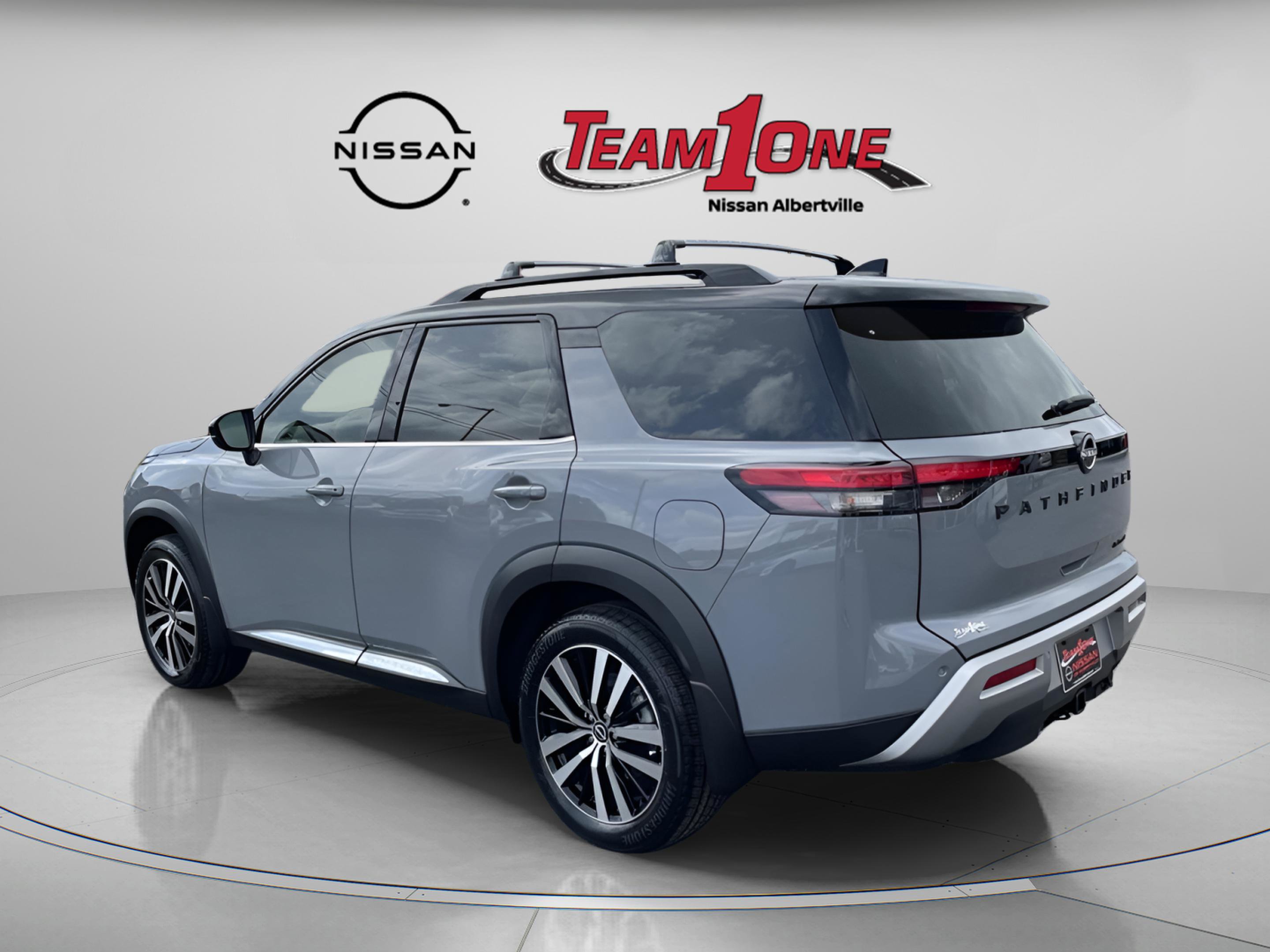2025 Nissan Pathfinder Platinum photo 2
