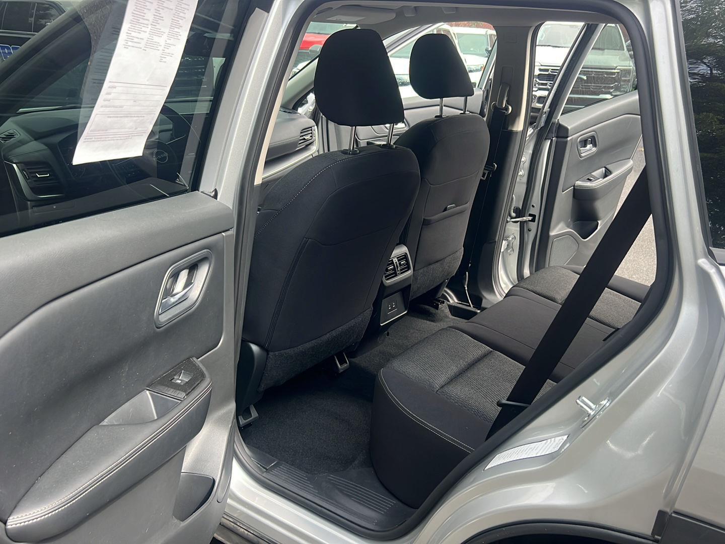 2024 Nissan Rogue SV photo 12