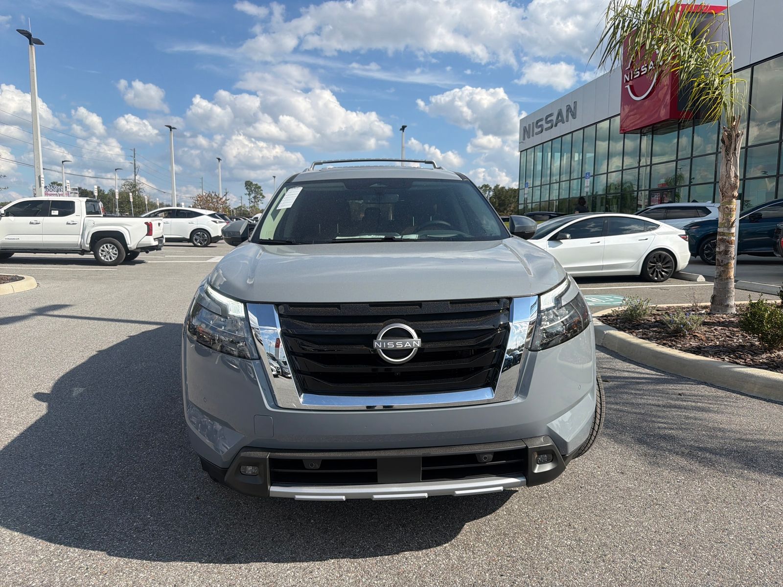 2025 Nissan Pathfinder Platinum photo 2