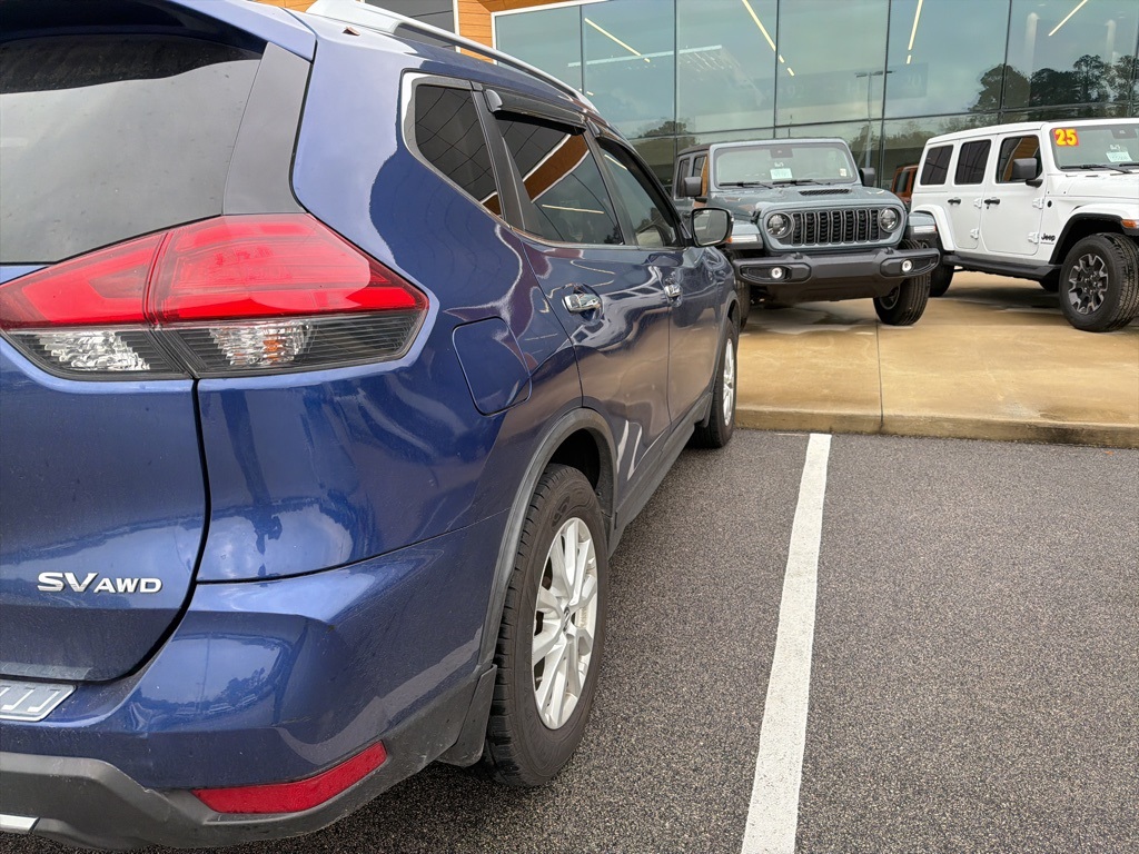 2017 Nissan Rogue SV photo 3