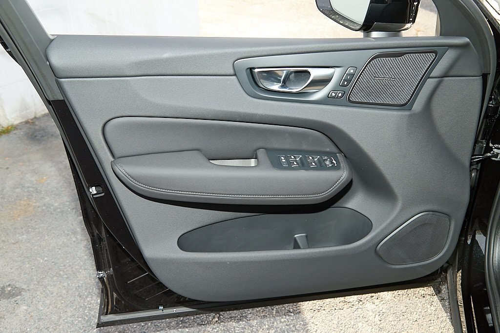 2026 VOLVO XC60 - Image 8