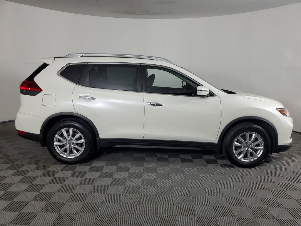 2017 Nissan Rogue SV photo 3