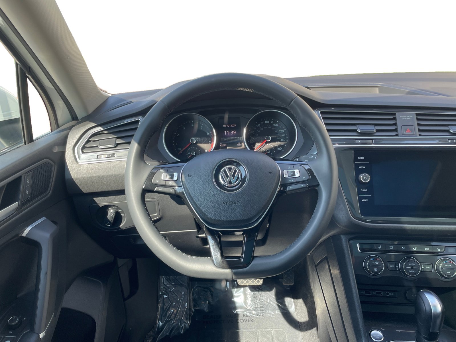 2020 Volkswagen Tiguan SE photo 17