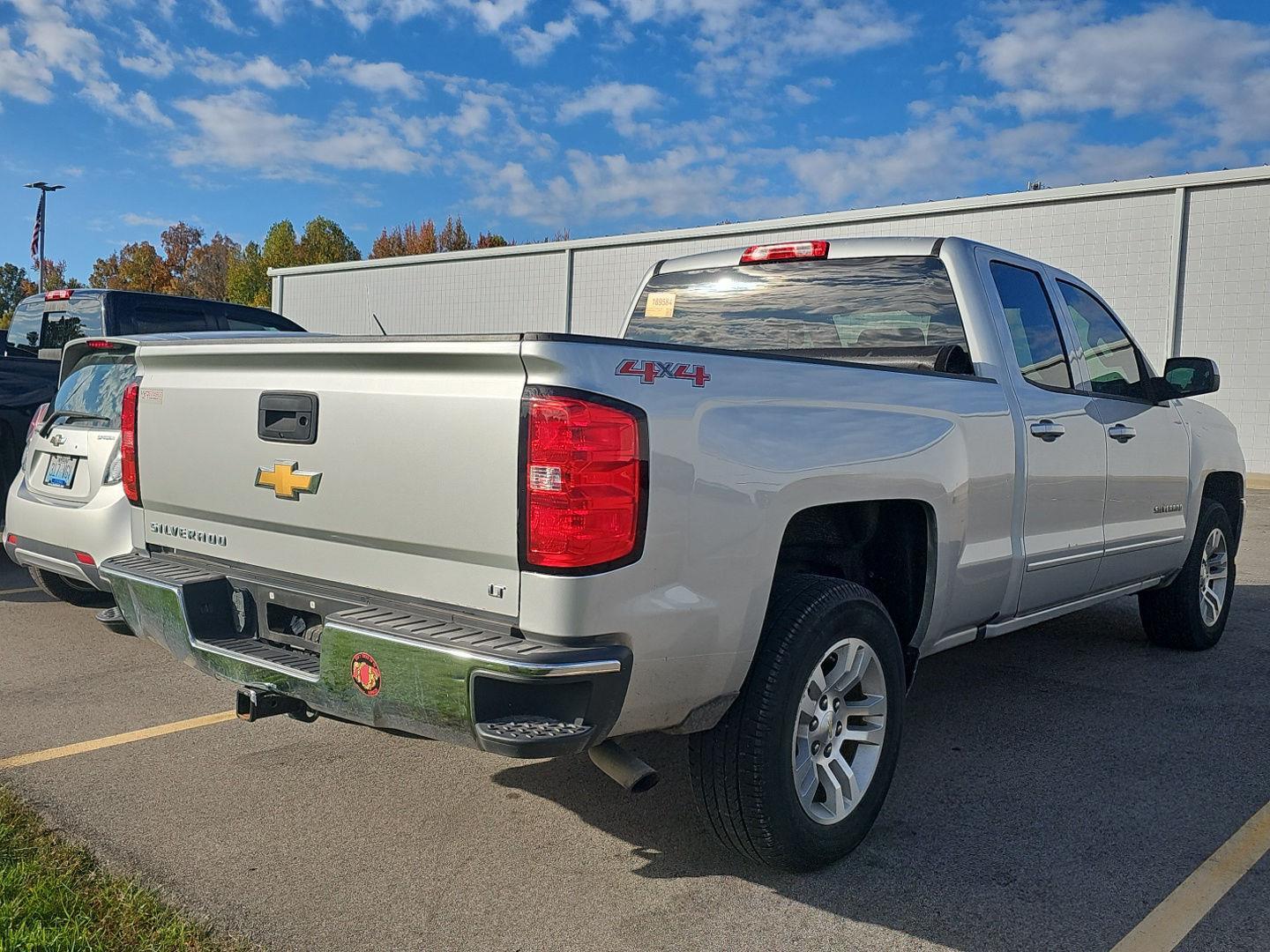 2017 Chevrolet Silverado 1500 LT photo 3