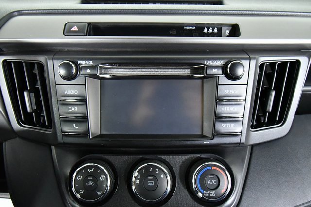 2017 Toyota RAV4 LE photo 3