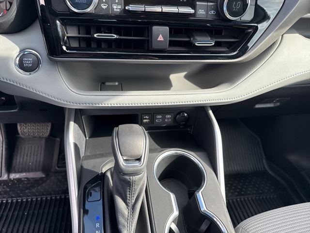 2022 Toyota Highlander LE photo 17